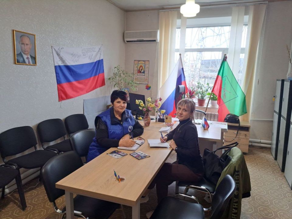 Председатель территориальной избирательной комиссии №12 Пологовского муниципального округа провела рабочую встречу с и.о. координатора Пологовского МО ЛДПР Кристиной Билан
