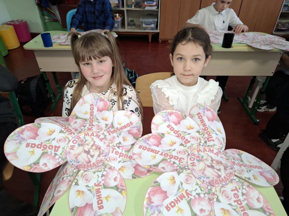 "Мама... Нет прекрасней слова на Земле!" "Мама... Нет прекрасней слова на Земле!"