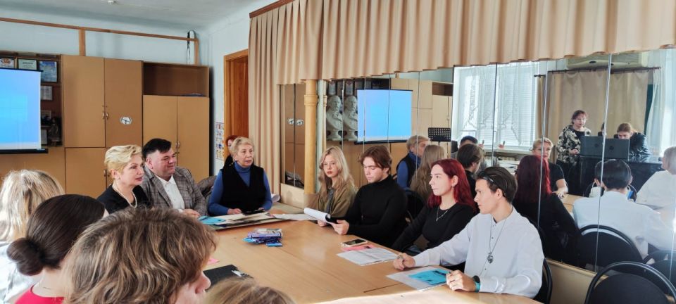 Разгадываем тайны творчества! Круглый стол в Мелитопольском колледже культуры и искусств Разгадываем тайны творчества! Круглый стол в Мелитопольском колледже культуры и искусств