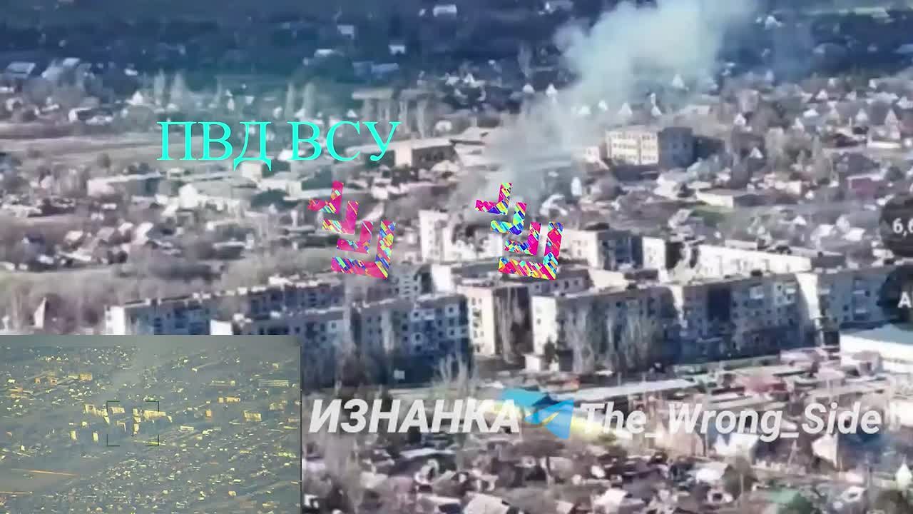 Работа ФАБ-500 с УМПК по позициям ВСУ в многоэтажках Гуляйполя, к которому сейчас уже вплотную подошли штурмовики ВС РФ. Видео: @The_Wrong_Side