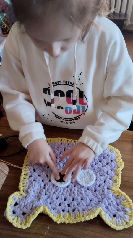 В Приазовском ДК на кружке "Вышивка лентами " и " Вязание крючком " продолжаем готовить подарки мамам В Приазовском ДК на кружке "Вышивка лентами " и " Вязание крючком " продолжаем готовить подарки мамам