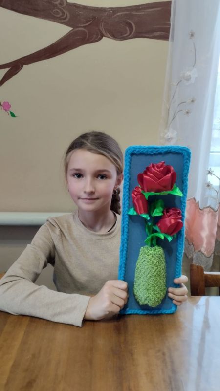 В Приазовском ДК на кружке "Вышивка лентами " и " Вязание крючком " продолжаем готовить подарки мамам В Приазовском ДК на кружке "Вышивка лентами " и " Вязание крючком " продолжаем готовить подарки мамам