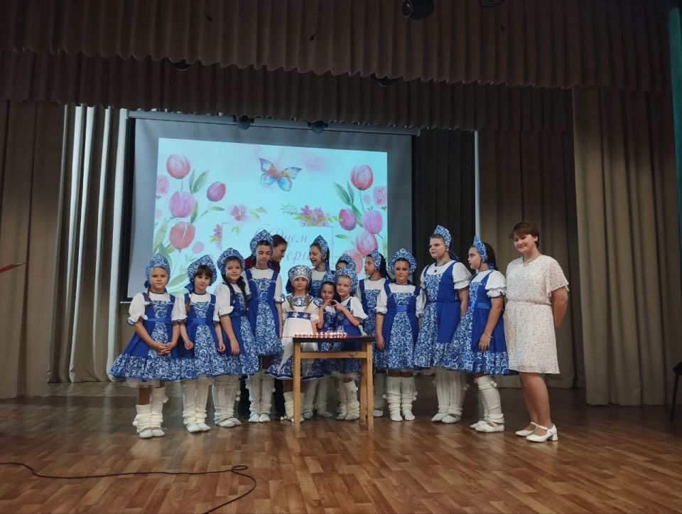 В рамках празднования Дня Матери специалистами Акимовского ЦДК проведена трогательная тематическая программа, посвященная самому дорогому человеку в жизни В рамках празднования Дня Матери специалистами Акимовского ЦДК проведена трогательная тематическая программа, посвященная самому дорогому человеку в жизни