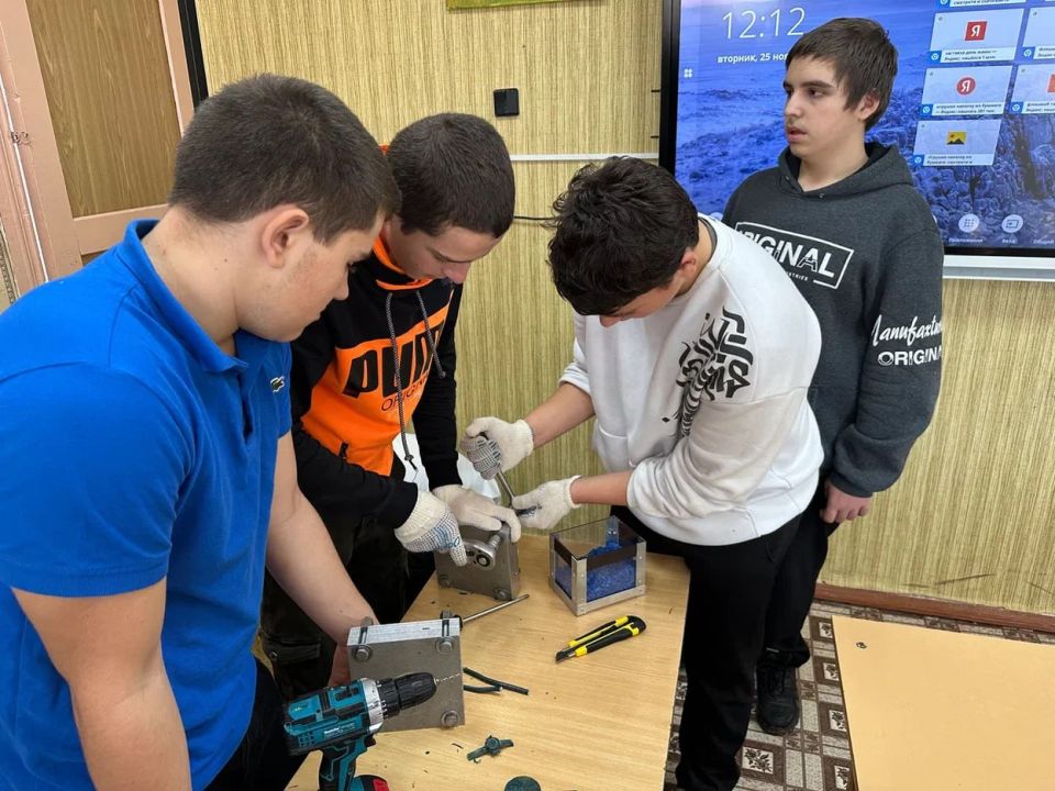 Экопросвещение школьников. Активисты регионального движения «Экосистема» в рамках реализации проекта «Экомышление», поддержанного Фондом президентских грантов, посетили Владимировскую школу - детский сад №10 и провели... Экопросвещение школьников. Активисты регионального движения «Экосистема» в рамках реализации проекта «Экомышление», поддержанного Фондом президентских грантов, посетили Владимировскую школу - детский сад №10 и провели...