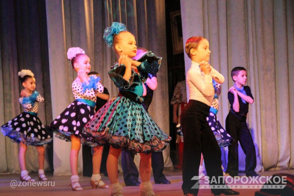 В Мелитополе ко Дню матери прошел финал танцевального марафона «Танец материнской любви» В Мелитополе ко Дню матери прошел финал танцевального марафона «Танец материнской любви»