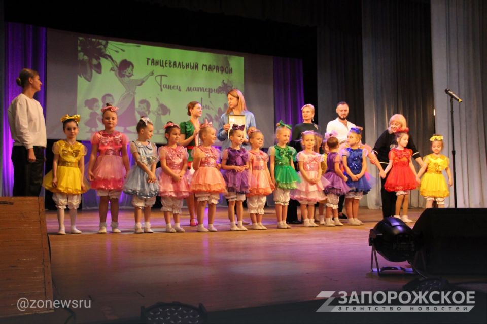В Мелитополе ко Дню матери прошел финал танцевального марафона «Танец материнской любви» В Мелитополе ко Дню матери прошел финал танцевального марафона «Танец материнской любви»