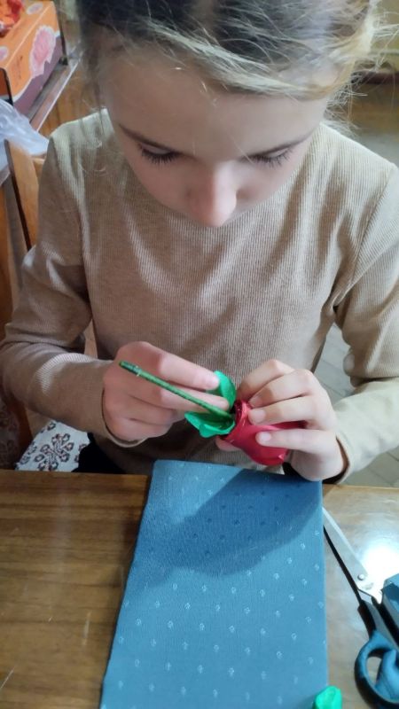 В Приазовском ДК на кружке "Вышивка лентами " и " Вязание крючком " продолжаем готовить подарки мамам В Приазовском ДК на кружке "Вышивка лентами " и " Вязание крючком " продолжаем готовить подарки мамам