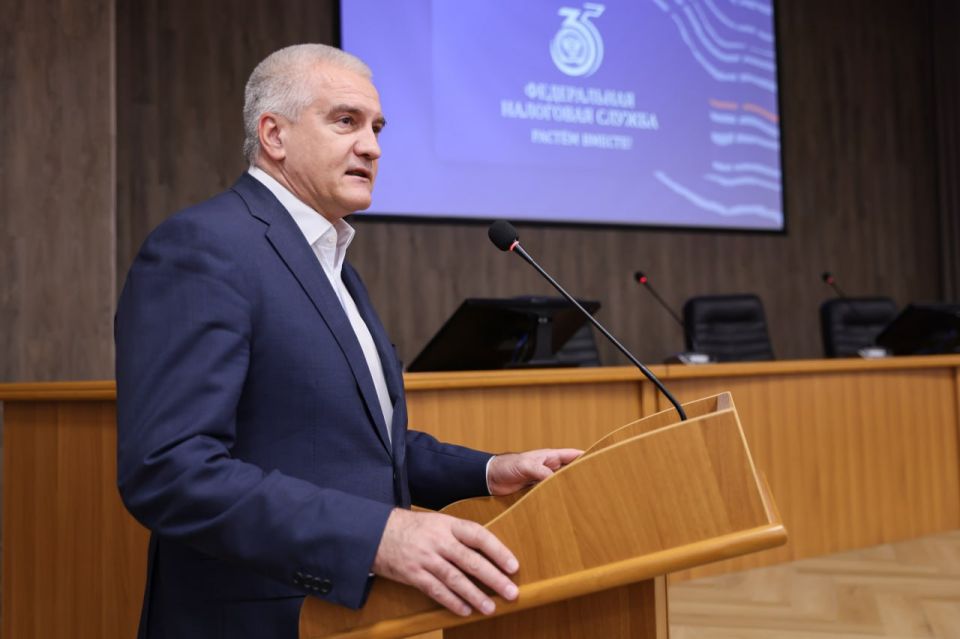 Глава Крыма Сергей Аксёнов отметил благодарностями сотрудников Федеральной налоговой службы Глава Крыма Сергей Аксёнов отметил благодарностями сотрудников Федеральной налоговой службы