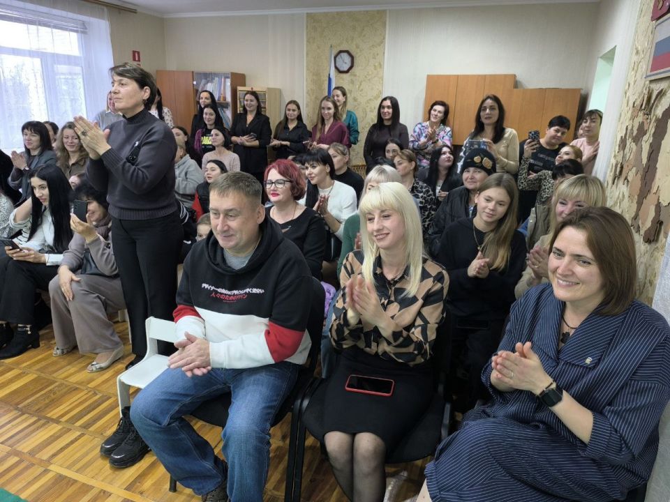 В России много праздников, но есть особенный день, наполненный самыми светлыми чувствами – День матери В России много праздников, но есть особенный день, наполненный самыми светлыми чувствами – День матери