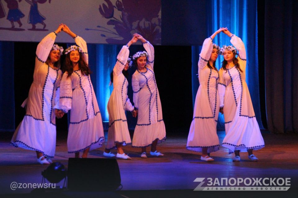 В Мелитополе ко Дню матери прошел финал танцевального марафона «Танец материнской любви» В Мелитополе ко Дню матери прошел финал танцевального марафона «Танец материнской любви»