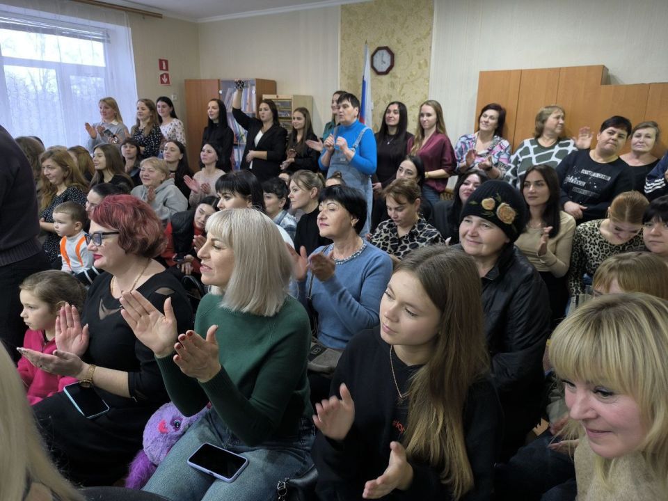 В России много праздников, но есть особенный день, наполненный самыми светлыми чувствами – День матери В России много праздников, но есть особенный день, наполненный самыми светлыми чувствами – День матери