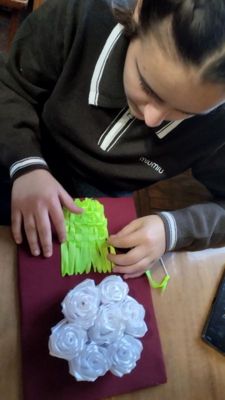 В Приазовском ДК на кружке "Вышивка лентами " и " Вязание крючком " продолжаем готовить подарки мамам В Приазовском ДК на кружке "Вышивка лентами " и " Вязание крючком " продолжаем готовить подарки мамам