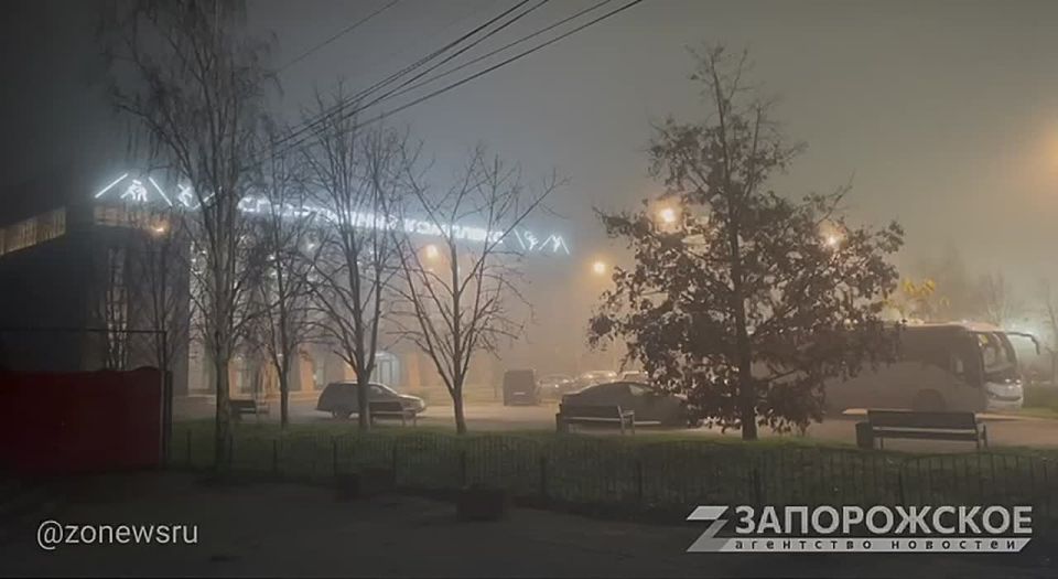 Вечерний Мелитополь окутан таинственным густым туманом, который преображает знакомые улицы в декорации для осенней сказки