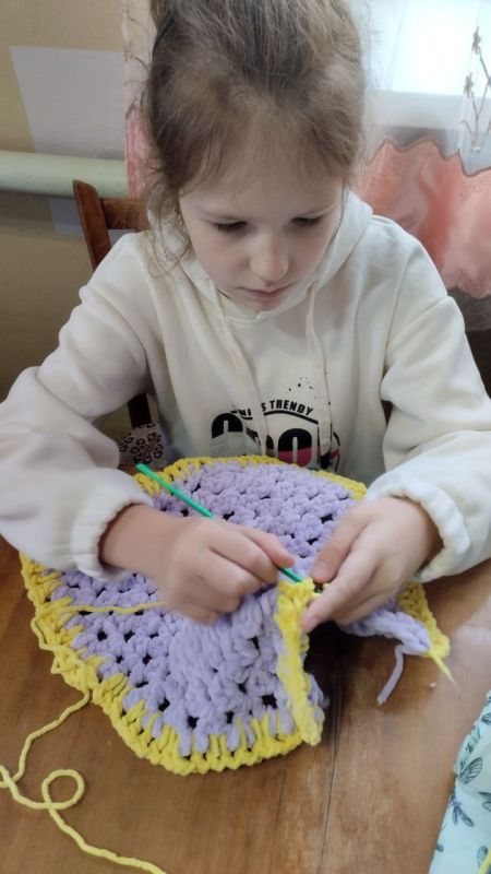 В Приазовском ДК на кружке "Вышивка лентами " и " Вязание крючком " продолжаем готовить подарки мамам В Приазовском ДК на кружке "Вышивка лентами " и " Вязание крючком " продолжаем готовить подарки мамам