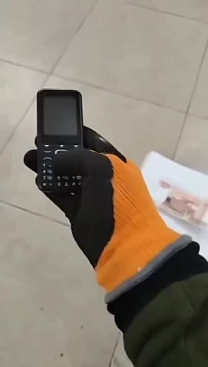 Даже обыденные предметы, такие как игрушки, деньги, телефоны и прочее, обнаруженные на улице, могут таить в себе опасность