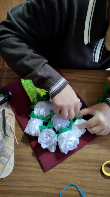 В Приазовском ДК на кружке "Вышивка лентами " и " Вязание крючком " продолжаем готовить подарки мамам В Приазовском ДК на кружке "Вышивка лентами " и " Вязание крючком " продолжаем готовить подарки мамам