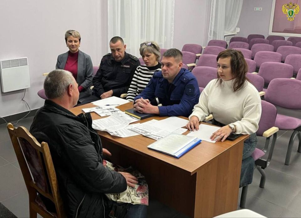 В рамках Всероссийского дня правовой помощи детям прокурор Приазовского района Александр Красниченко провел встречу с опекунами и попечителями несовершеннолетних