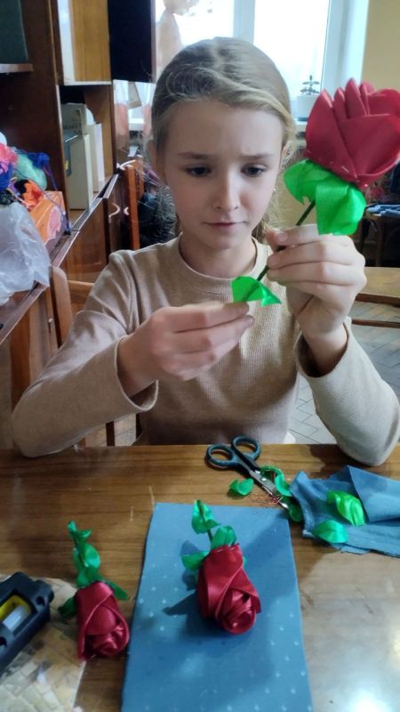 В Приазовском ДК на кружке "Вышивка лентами " и " Вязание крючком " продолжаем готовить подарки мамам В Приазовском ДК на кружке "Вышивка лентами " и " Вязание крючком " продолжаем готовить подарки мамам