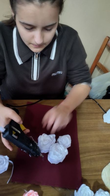 В Приазовском ДК на кружке "Вышивка лентами " и " Вязание крючком " продолжаем готовить подарки мамам В Приазовском ДК на кружке "Вышивка лентами " и " Вязание крючком " продолжаем готовить подарки мамам