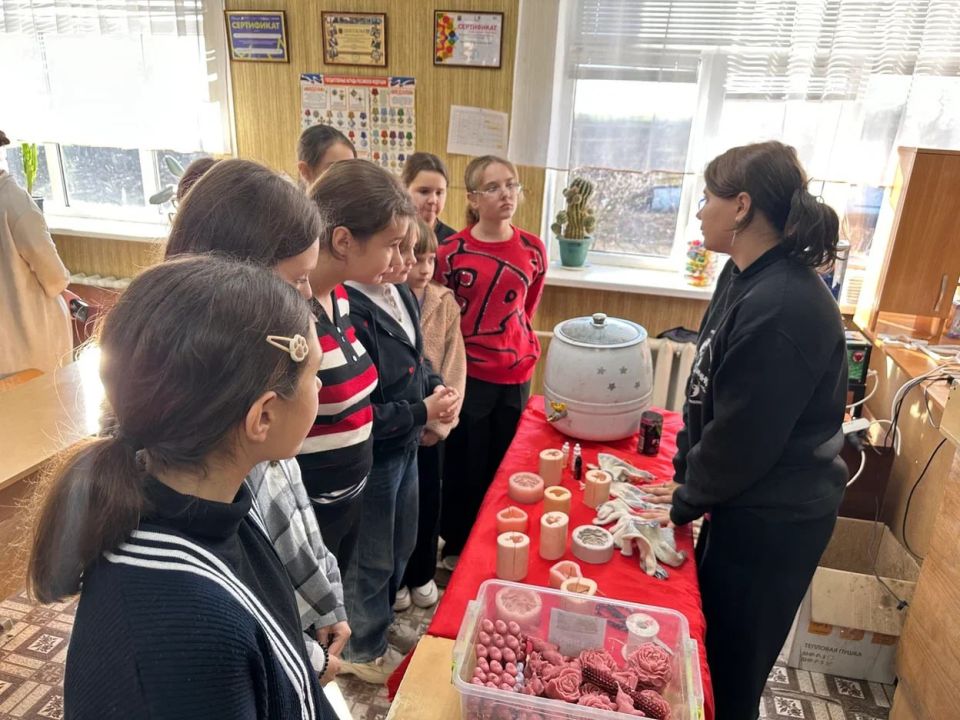 Экопросвещение школьников. Активисты регионального движения «Экосистема» в рамках реализации проекта «Экомышление», поддержанного Фондом президентских грантов, посетили Владимировскую школу - детский сад №10 и провели... Экопросвещение школьников. Активисты регионального движения «Экосистема» в рамках реализации проекта «Экомышление», поддержанного Фондом президентских грантов, посетили Владимировскую школу - детский сад №10 и провели...