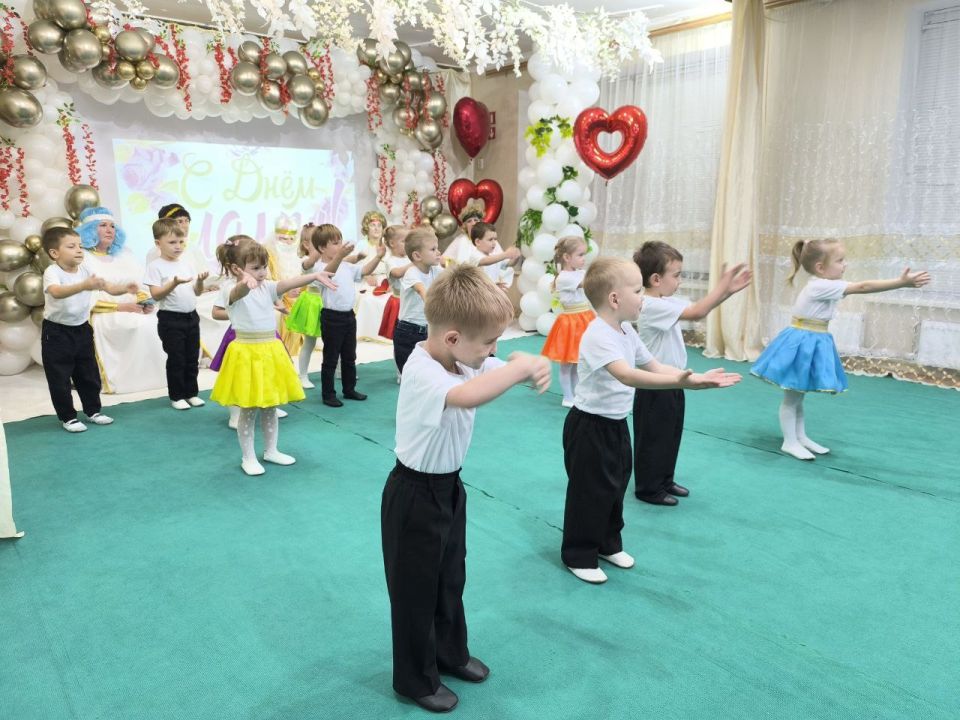 В России много праздников, но есть особенный день, наполненный самыми светлыми чувствами – День матери В России много праздников, но есть особенный день, наполненный самыми светлыми чувствами – День матери