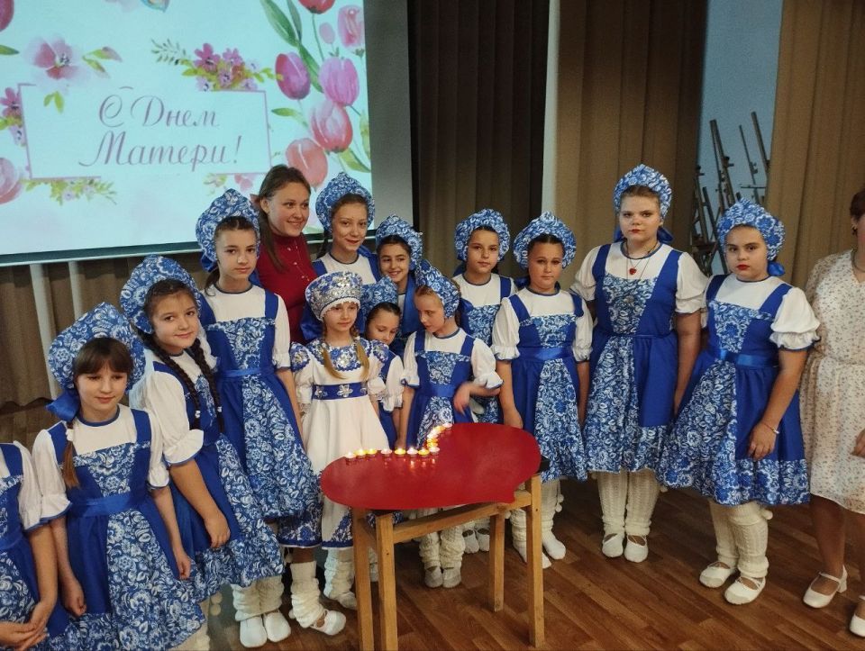 В рамках празднования Дня Матери специалистами Акимовского ЦДК проведена трогательная тематическая программа, посвященная самому дорогому человеку в жизни В рамках празднования Дня Матери специалистами Акимовского ЦДК проведена трогательная тематическая программа, посвященная самому дорогому человеку в жизни