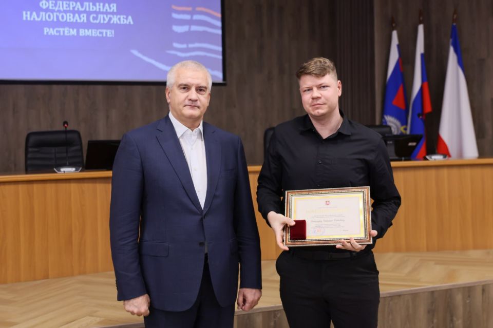 Глава Крыма Сергей Аксёнов отметил благодарностями сотрудников Федеральной налоговой службы Глава Крыма Сергей Аксёнов отметил благодарностями сотрудников Федеральной налоговой службы