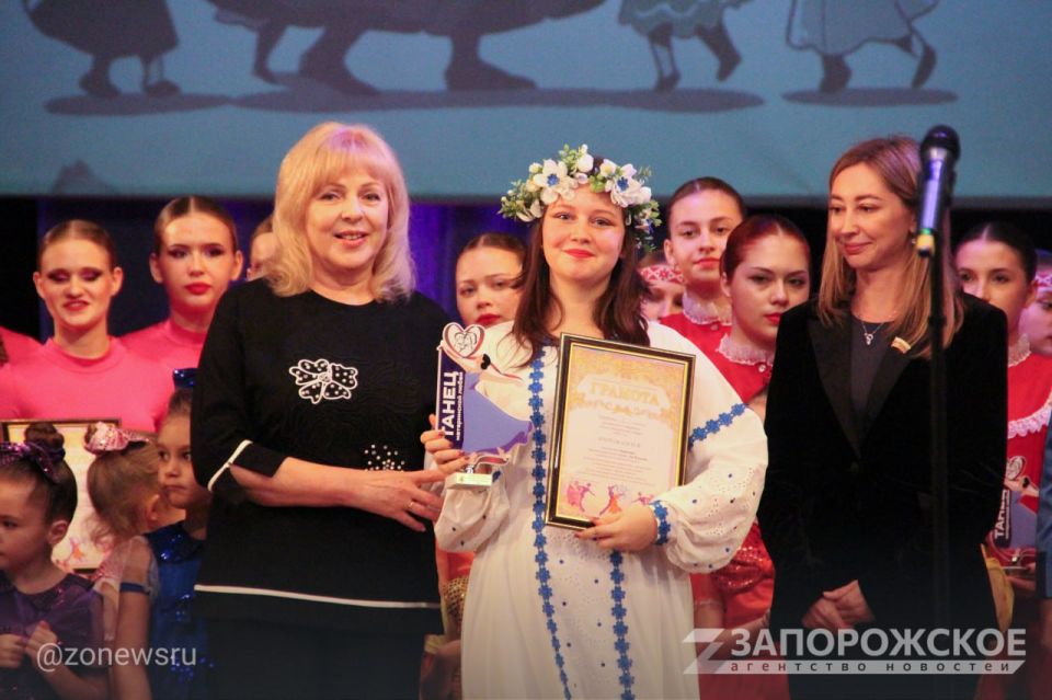 В Мелитополе ко Дню матери прошел финал танцевального марафона «Танец материнской любви» В Мелитополе ко Дню матери прошел финал танцевального марафона «Танец материнской любви»