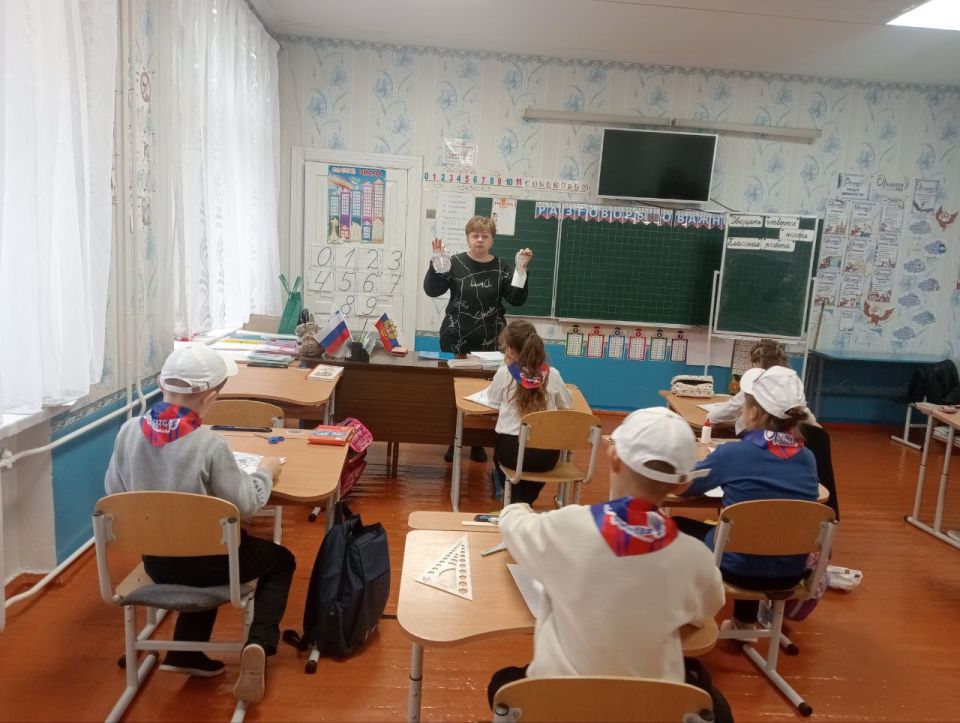 Сотрудники Владимировского СДК совместно с библиотекой провели для учеников Владимировском СОШ беседу «Что такое День Матери?» и мастер-класс по изготовлению подарка «С любовью к маме»