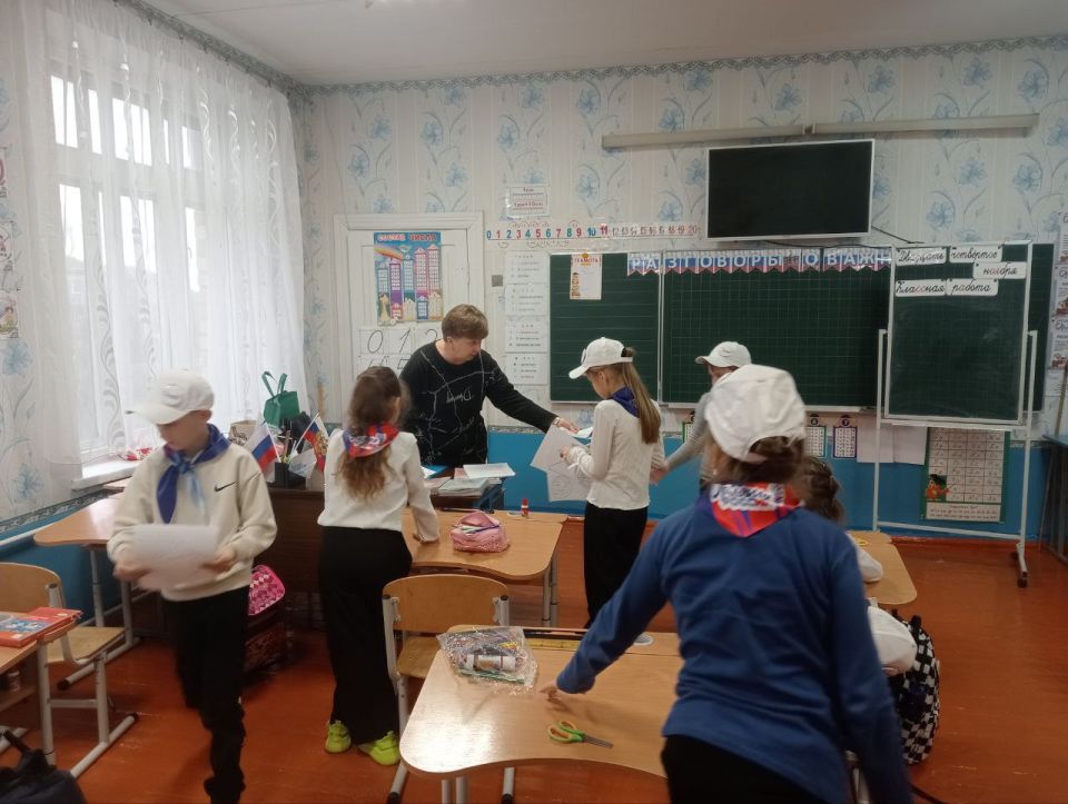 Сотрудники Владимировского СДК совместно с библиотекой провели для учеников Владимировском СОШ беседу «Что такое День Матери?» и мастер-класс по изготовлению подарка «С любовью к маме» Сотрудники Владимировского СДК совместно с библиотекой провели для учеников Владимировском СОШ беседу «Что такое День Матери?» и мастер-класс по изготовлению подарка «С любовью к маме»