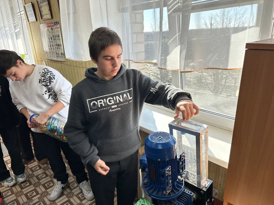 Экопросвещение школьников. Активисты регионального движения «Экосистема» в рамках реализации проекта «Экомышление», поддержанного Фондом президентских грантов, посетили Владимировскую школу - детский сад №10 и провели... Экопросвещение школьников. Активисты регионального движения «Экосистема» в рамках реализации проекта «Экомышление», поддержанного Фондом президентских грантов, посетили Владимировскую школу - детский сад №10 и провели...