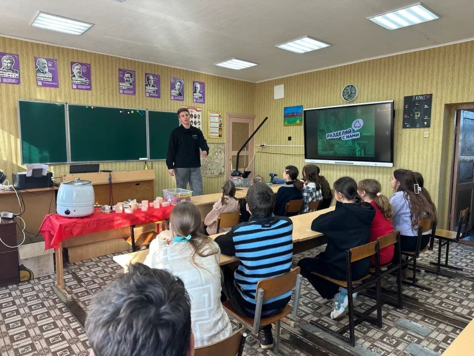 Экопросвещение школьников. Активисты регионального движения «Экосистема» в рамках реализации проекта «Экомышление», поддержанного Фондом президентских грантов, посетили Владимировскую школу - детский сад №10 и провели... Экопросвещение школьников. Активисты регионального движения «Экосистема» в рамках реализации проекта «Экомышление», поддержанного Фондом президентских грантов, посетили Владимировскую школу - детский сад №10 и провели...