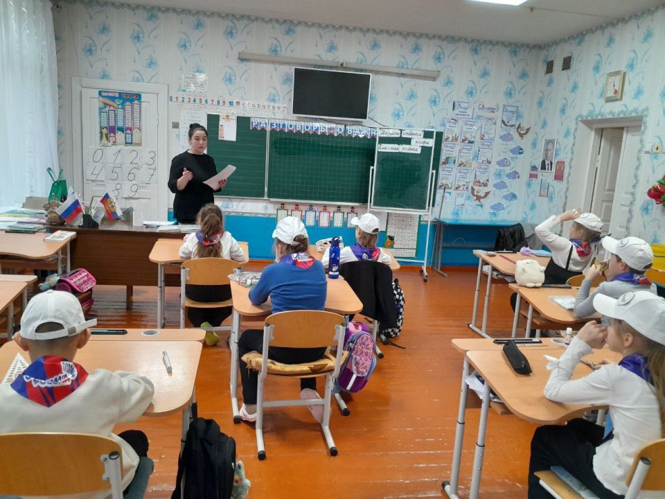 Сотрудники Владимировского СДК совместно с библиотекой провели для учеников Владимировском СОШ беседу «Что такое День Матери?» и мастер-класс по изготовлению подарка «С любовью к маме» Сотрудники Владимировского СДК совместно с библиотекой провели для учеников Владимировском СОШ беседу «Что такое День Матери?» и мастер-класс по изготовлению подарка «С любовью к маме»