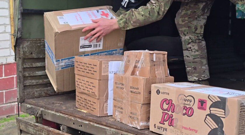 Бердянские школьники получили гуманитарную помощь из Псковской области