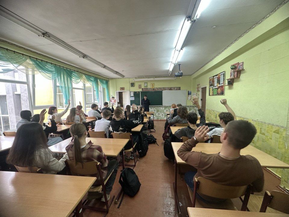 В Мелитопольской школе сотрудники Управления МВД России «Мелитопольское» провели беседу, направленную на профилактику буллинга, экстремизма и терроризма В Мелитопольской школе сотрудники Управления МВД России «Мелитопольское» провели беседу, направленную на профилактику буллинга, экстремизма и терроризма