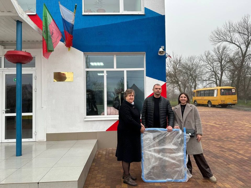 Запорожское региональное отделение «Единой России» обеспечило доставку стекла для школьного автобуса в Токмаке