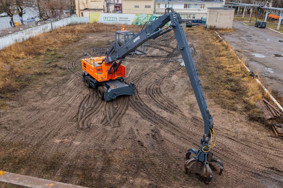 Инженерный центр группы UMG разработал первый отечественный колесный промышленный перегружатель эксплуатационной массой 40,5 тонн Инженерный центр группы UMG разработал первый отечественный колесный промышленный перегружатель эксплуатационной массой 40,5 тонн