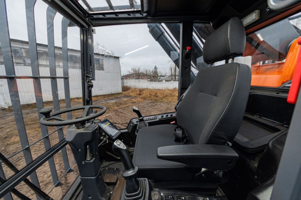 Инженерный центр группы UMG разработал первый отечественный колесный промышленный перегружатель эксплуатационной массой 40,5 тонн Инженерный центр группы UMG разработал первый отечественный колесный промышленный перегружатель эксплуатационной массой 40,5 тонн