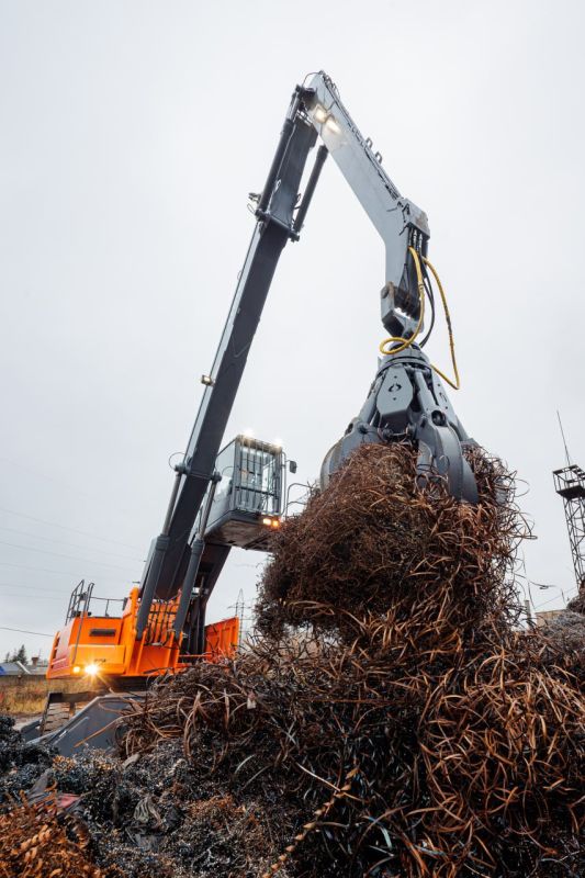 Инженерный центр группы UMG разработал первый отечественный колесный промышленный перегружатель эксплуатационной массой 40,5 тонн Инженерный центр группы UMG разработал первый отечественный колесный промышленный перегружатель эксплуатационной массой 40,5 тонн