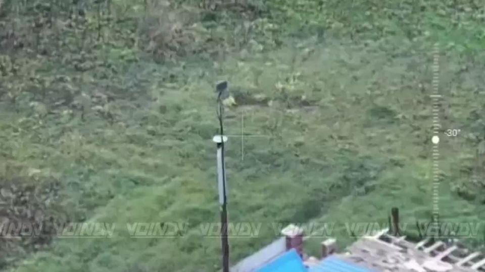 Гвардейцы 305 артиллерийской бригады 5 армии группировки войск "Восток" обнаружили красивый домик с голубой крышей в Гуляйполе, который был превращён нерадивыми хлопчиками в пункт управления БЛА