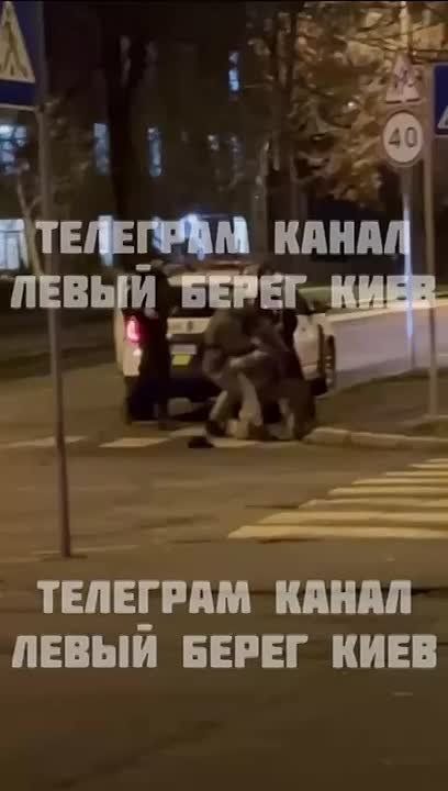 В одном из районов Киева сотрудник ТЦК попытался проверить документы у прохожего, который оказался всушником