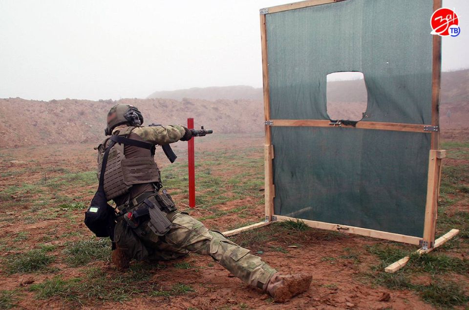 В Запорожской области бойцы спецподразделений Росгвардии прошли очередные испытания, чтобы подтвердить право носить ведомственные знаки отличия полицейского спецназа В Запорожской области бойцы спецподразделений Росгвардии прошли очередные испытания, чтобы подтвердить право носить ведомственные знаки отличия полицейского спецназа