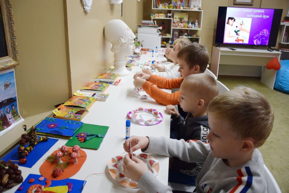 В Детском центре Токмакского краеведческого музея для старшей группы детского сада «Калинка» прошёл замечательный праздник — «День матери»! В Детском центре Токмакского краеведческого музея для старшей группы детского сада «Калинка» прошёл замечательный праздник — «День матери»!