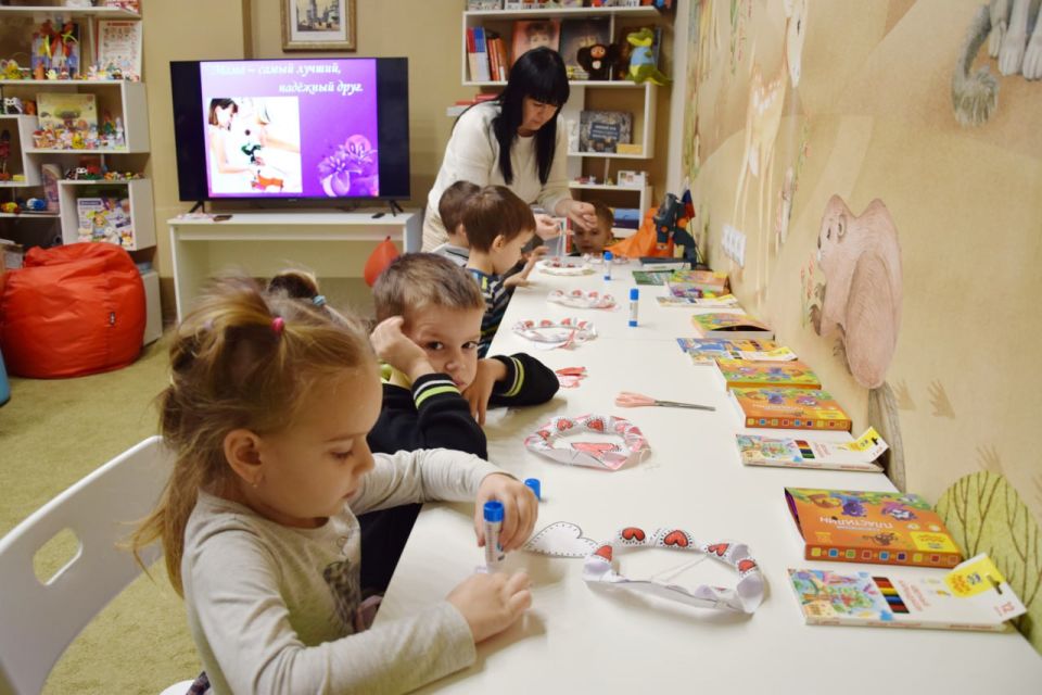 В Детском центре Токмакского краеведческого музея для старшей группы детского сада «Калинка» прошёл замечательный праздник — «День матери»! В Детском центре Токмакского краеведческого музея для старшей группы детского сада «Калинка» прошёл замечательный праздник — «День матери»!