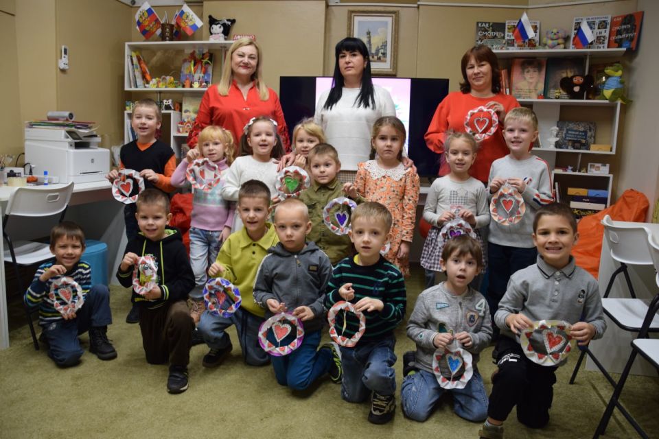 В Детском центре Токмакского краеведческого музея для старшей группы детского сада «Калинка» прошёл замечательный праздник — «День матери»! В Детском центре Токмакского краеведческого музея для старшей группы детского сада «Калинка» прошёл замечательный праздник — «День матери»!