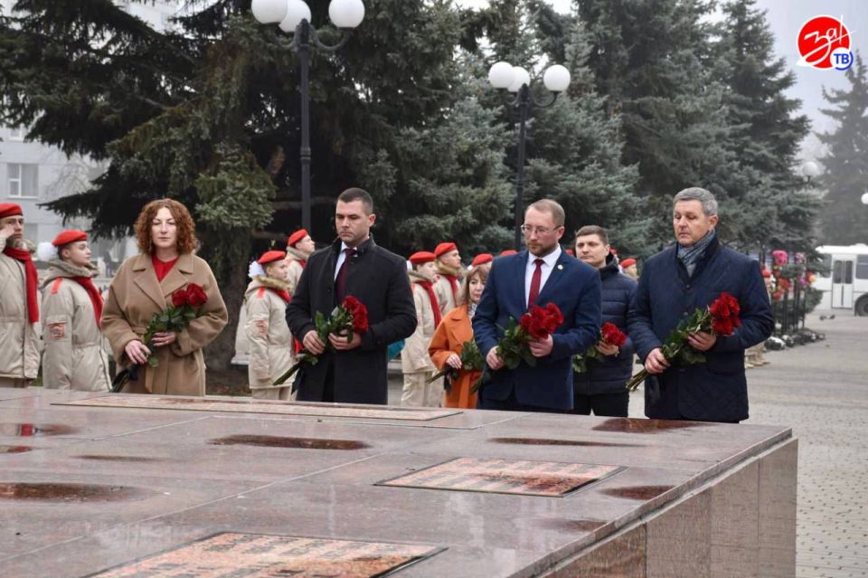 Делегации регионов посетили музей «Молодая Гвардия» и почтили память героев