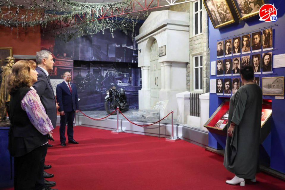 Делегации регионов посетили музей «Молодая Гвардия» и почтили память героев Делегации регионов посетили музей «Молодая Гвардия» и почтили память героев