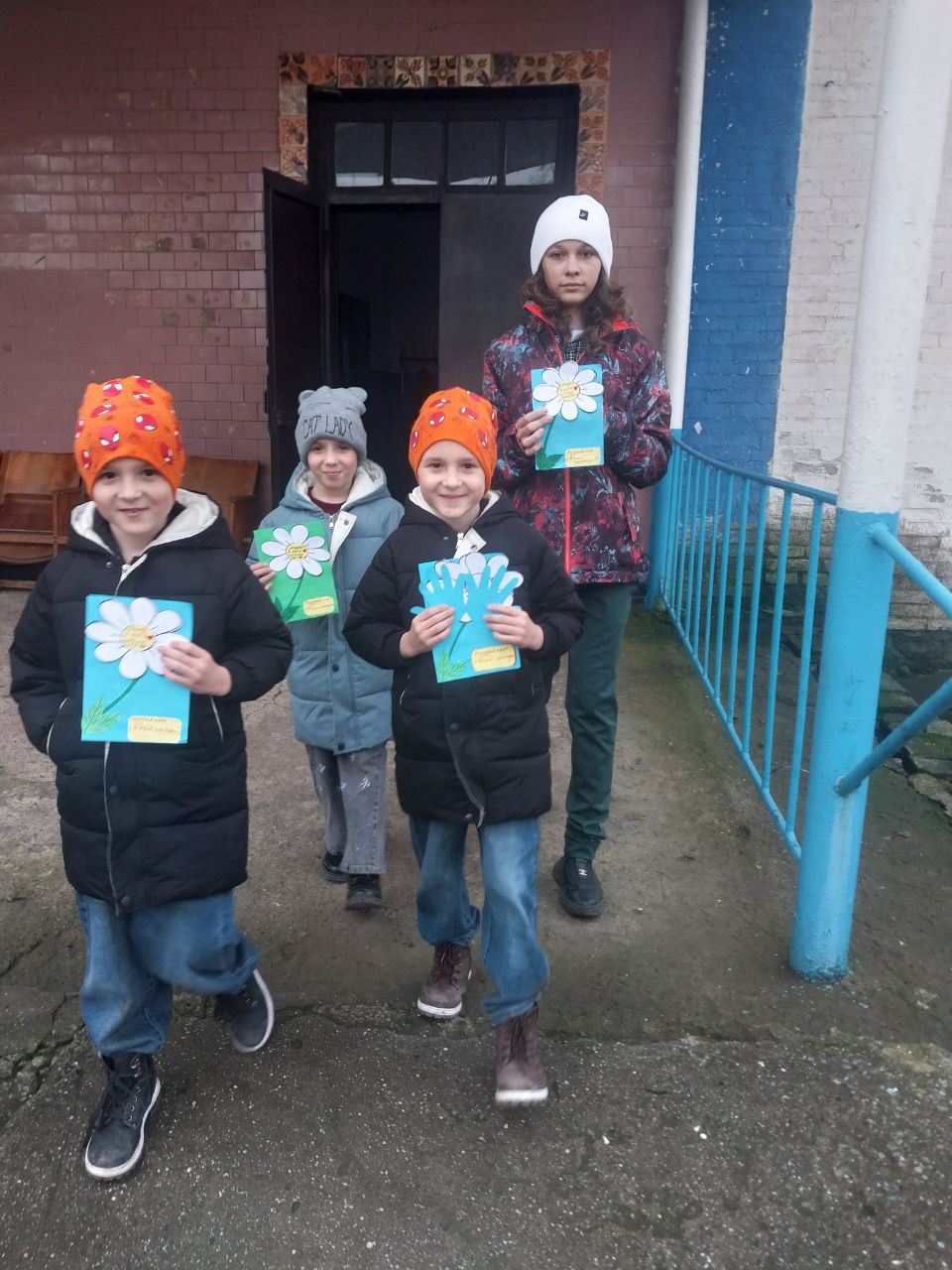 БУКЕТ ЛЮБВИ И НЕЖНОСТИ.. В преддверии самого тёплого праздника — Дня матери — в Дмитриевском СДК для кружковцев царила особая атмосфера. Ребята старательно готовили подарки для своих мам, оформили праздничный плакат «БУКЕТ... БУКЕТ ЛЮБВИ И НЕЖНОСТИ.. В преддверии самого тёплого праздника — Дня матери — в Дмитриевском СДК для кружковцев царила особая атмосфера. Ребята старательно готовили подарки для своих мам, оформили праздничный плакат «БУКЕТ...