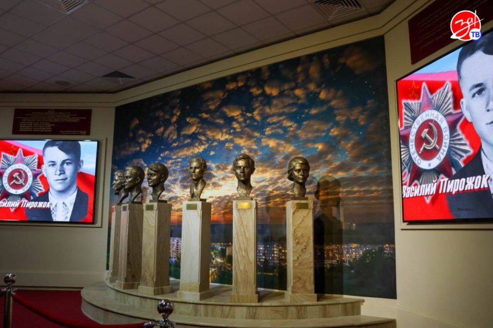 Делегации регионов посетили музей «Молодая Гвардия» и почтили память героев Делегации регионов посетили музей «Молодая Гвардия» и почтили память героев