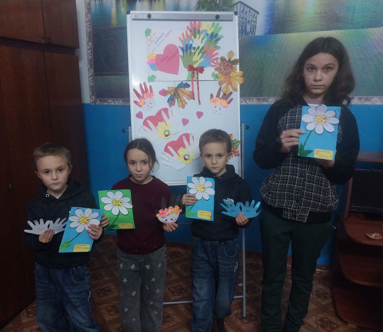 БУКЕТ ЛЮБВИ И НЕЖНОСТИ.. В преддверии самого тёплого праздника — Дня матери — в Дмитриевском СДК для кружковцев царила особая атмосфера. Ребята старательно готовили подарки для своих мам, оформили праздничный плакат «БУКЕТ... БУКЕТ ЛЮБВИ И НЕЖНОСТИ.. В преддверии самого тёплого праздника — Дня матери — в Дмитриевском СДК для кружковцев царила особая атмосфера. Ребята старательно готовили подарки для своих мам, оформили праздничный плакат «БУКЕТ...